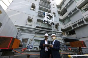 (From left) Sr Stephen Lee Ka-lun, Chairman, Chun Wo Construction Holdings Company Limited, Professor Darwin Lau Tat Ming, Associate Professor, CUHK Department of Mechanical and Automation Engineering.