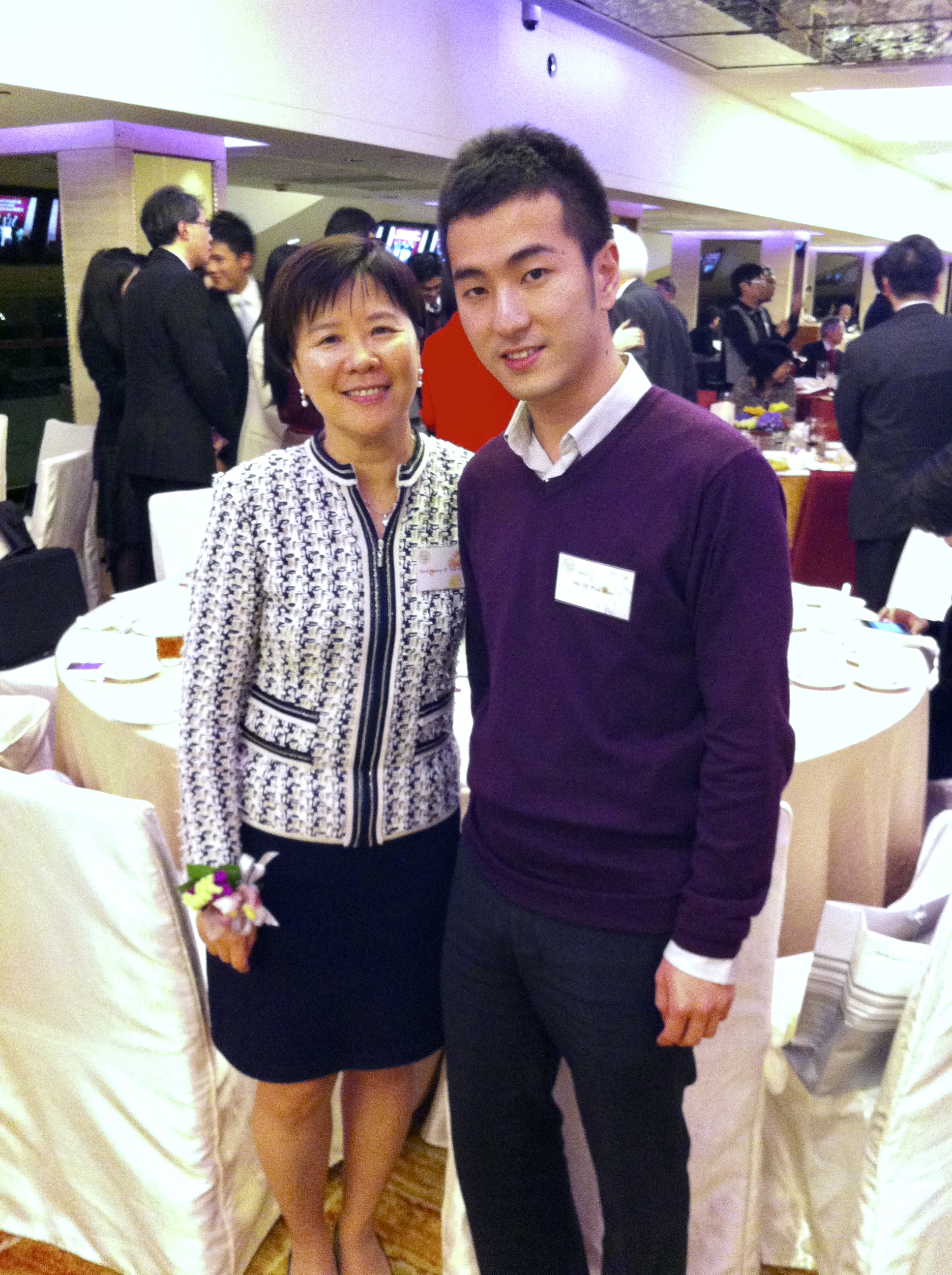 Prof. Nancy Ip, Prof. Jacque Ip’s supervisor, with Prof. Jacque Ip at the banquet for The Sir Edward Youde Memorial Fellowships (For Postgraduate Research Students)