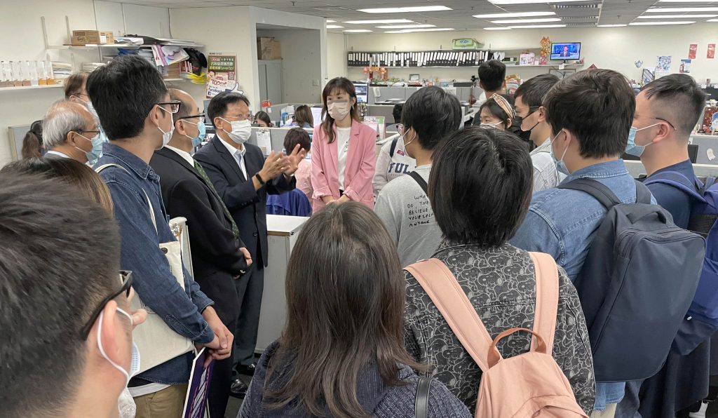 Mr. Eric Chan Cho-biu leads a tour and interacts with CUHK students at the office of Hong Kong Economic Times Holdings Limited.