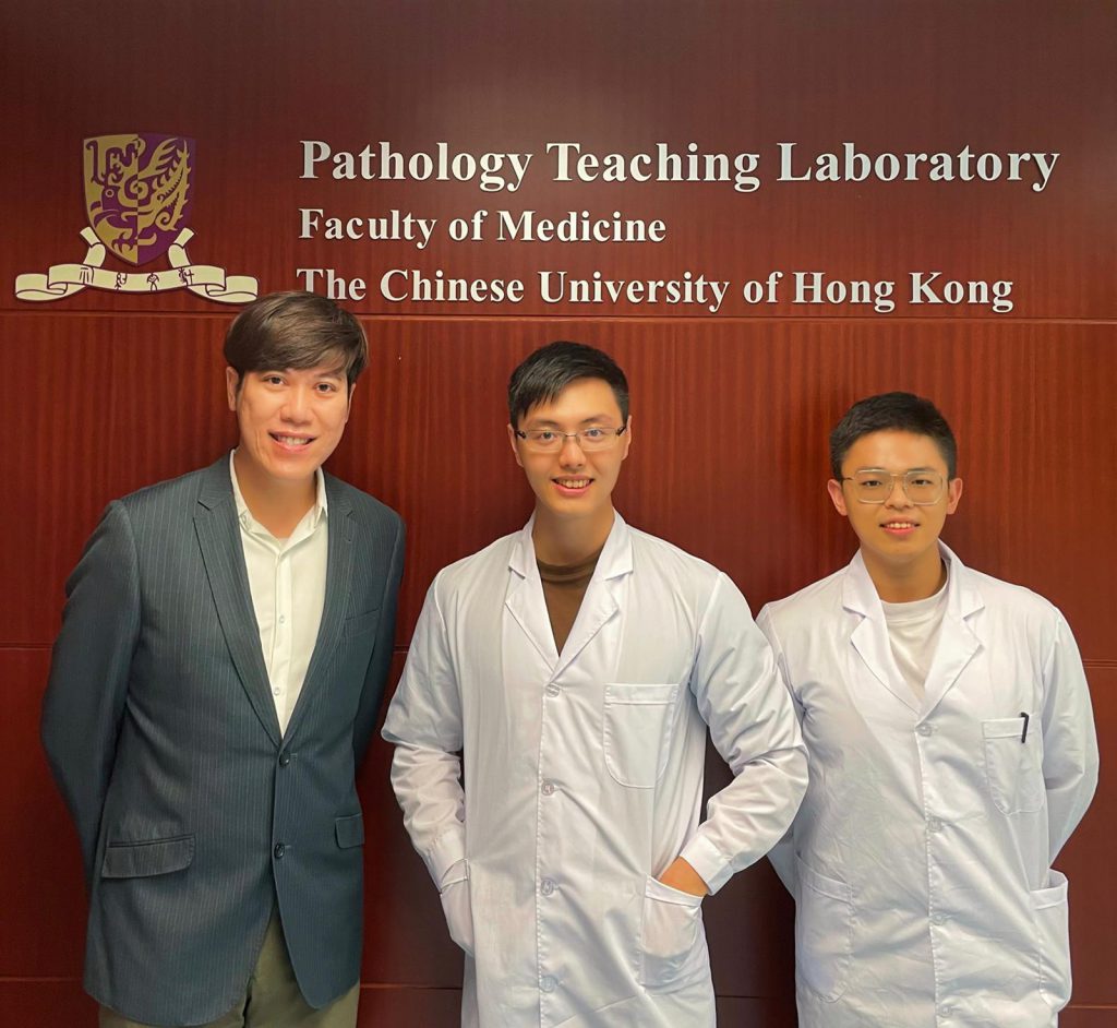 PhD student Jeff Yat-Fai CHUNG (middle), Mphil student Max Kam-Kwan CHAN (right) and their supervisor Professor Patrick Ming-Kuen TANG (left) from the Department of Anatomical and Cellular Pathology, CUHK, have successfully developed a novel neutrophil-based anticancer immunotherapy S3KO-TAN.