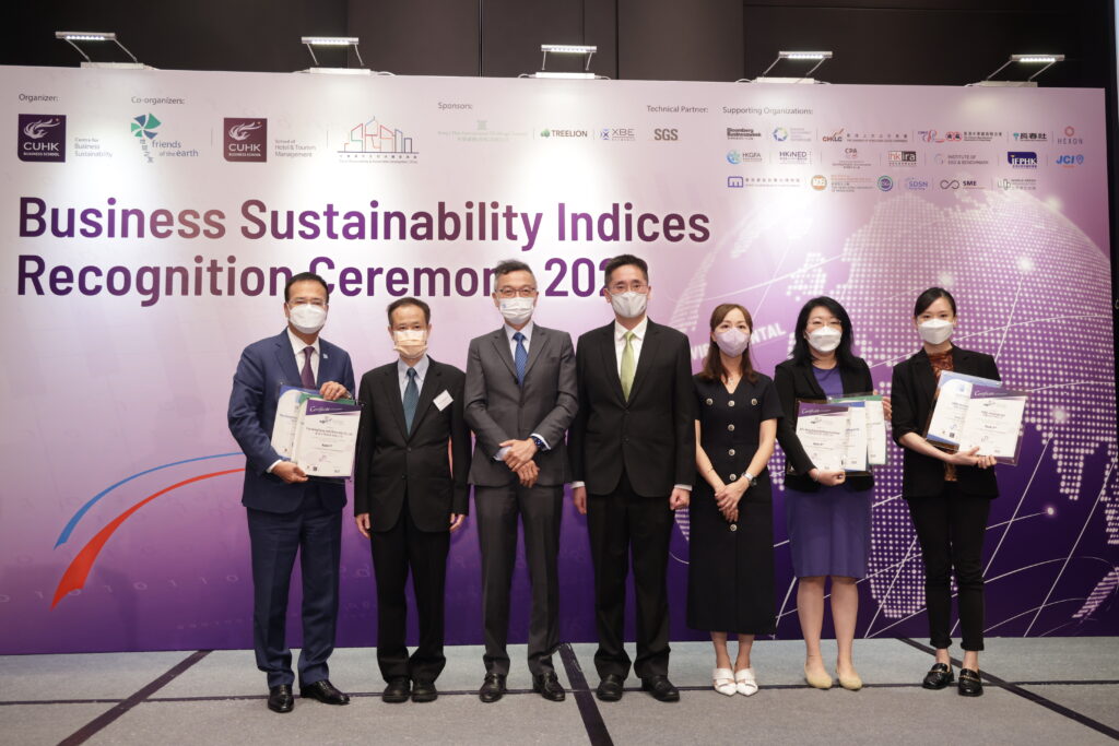 Representatives of the overall top performing companies received certificates for their outstanding performance in business sustainability.