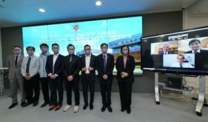 CUHK and CUHK (Shenzhen) jointly introduce a first-of-its-kind collaborative double major programme that will span both campuses.<br />
<br />
(From left) Professor Andy Wong Ka-chat, Director, Office of Admissions and Financial Aid; Professor Kwan Kin-ming, Associate Dean (Education), Faculty of Science; Professor Lee Tan, Associate Dean (Education), Faculty of Engineering; Professor Phillip Yam Sheung-chi, Assistant Dean (Education), Faculty of Science; Dr Fred Ku Kei-tat, Associate Dean (Undergraduate Studies), Faculty of Business Administration; Dr John Lai, Assistant Dean (Undergraduate Studies), Faculty of Business Administration, and Director, Office of Co-operative Education Programme; Professor Hector Chan Sun-on, Associate Vice-President, and Professor Isabella Poon Wai-yin, Pro-Vice-Chancellor/Vice-President, CUHK.<br />
<br />
(From top left) Professor Tom Luo Zhiquan, Vice President (Academic); Professor Cai Xiaoqiang, Associate Vice President (Education and CUHK Affairs), and Professor Dickon Ng Hang-leung, Director, Registry Office, CUHK(Shenzhen) joined online.