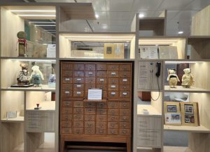 Personal items donated by many literary writers are exhibited in the “Writers’ Possession” area. They include a self-crafted teddy bear by Xi Xi, the diary of Lü Lun, and Ye Lingfeng’s bookplate. A display case in this area shows different replicas of the collections. Visitors can leave their answers and thoughts concerning the exhibits on Q&A cards.