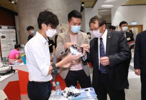 Professor Rocky S. TUAN (right), Vice-Chancellor and President, CUHK, visits the interactive display zone.