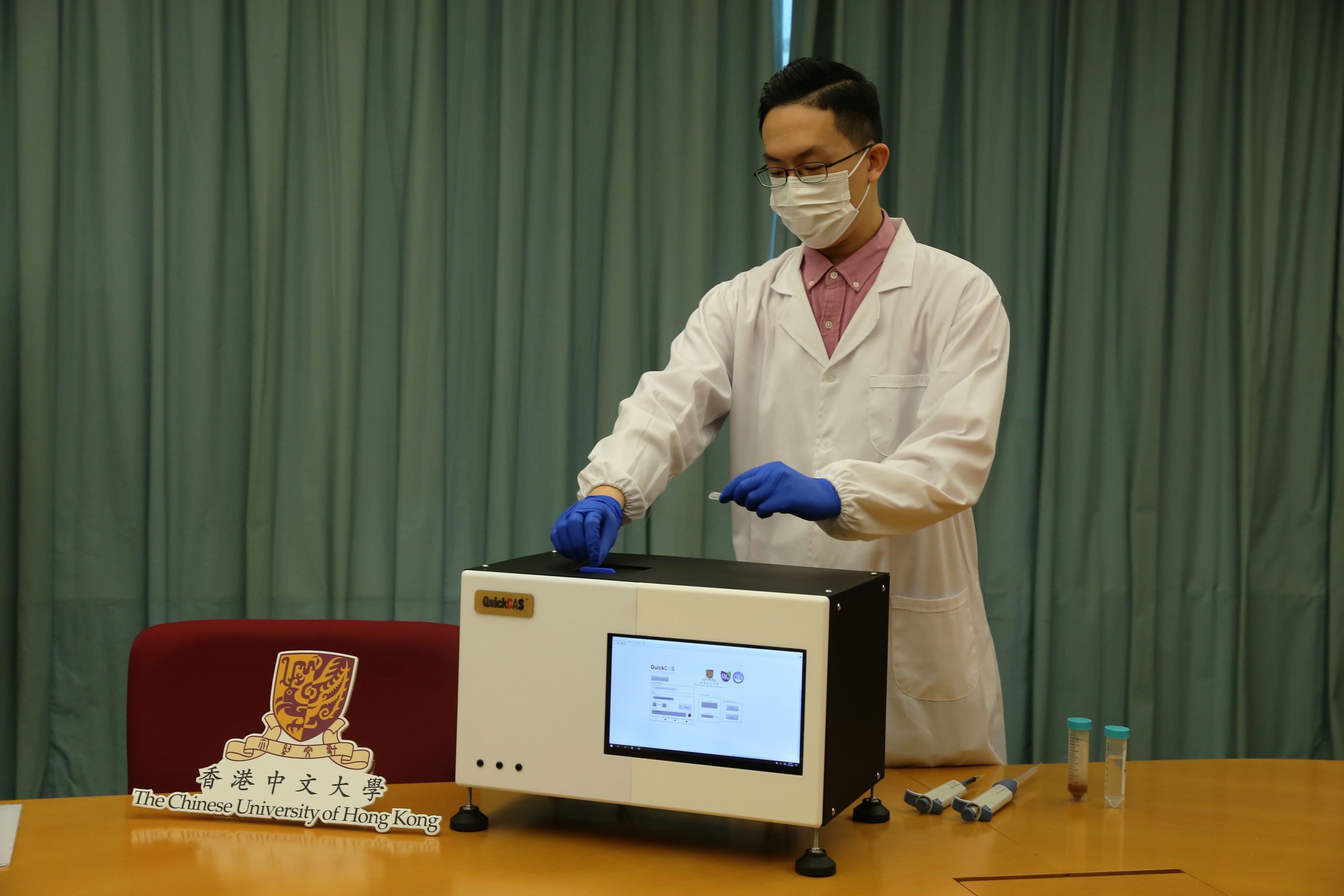 The project team demonstrates the detection process of microrobotic detection system, “QuickCAS”.