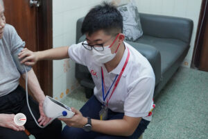 Students visit the elderly under the Community Health Outreach programme organised by the Collaborating Centre for Oxford University and CUHK for Disaster and Medical Humanitarian Response (CCOUC) at CU Medicine.