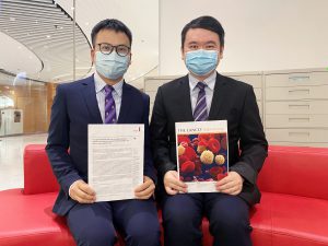 中大醫學院與環太平洋大學協會合作調查多發性骨髓瘤的全球分布、高危因素和流行病學趨勢。研究結果顯示，多發性骨髓瘤發病率與各地的人均國內生產總值（GDP）、 人類發展指數（HDI）、缺乏體能活動、超重、肥胖及糖尿病患病率有密切關連，高收入國家或地區的發病率普遍較高。當中，男性長者患者較多，而香港發病率更高出中國內地一倍。<br />
<br />
右起：中大醫學院賽馬會公共衞生及基層醫療學院黃至生教授和黃俊杰博士。