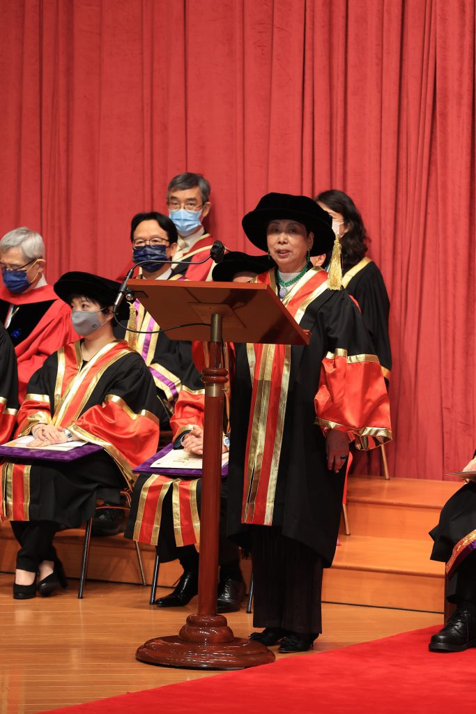 Professor NG Yuet-lau delivers an acceptance speech.