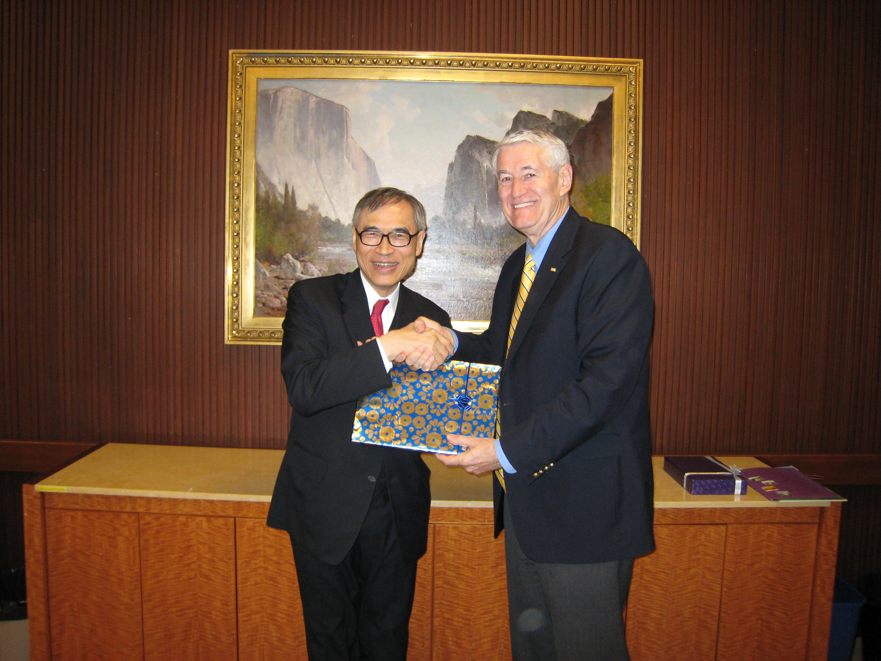 Prof. Lawrence J. Lau, Vice-Chancellor of The Chinese University of Hong Kong (left) and 
Prof. Robert Birgeneau, Chancellor of the University of California at Berkeley.