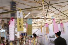 A bamboo scaffold with the shape “70” was placed in the middle of the exhibition venue. Guests can write down their blessings on bookmarks and tie them on the scaffold.