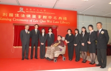 Dr & Mrs Lee Quo Wei posed with Prof Lawrence Lau, Dr Edgar Cheng and students of the founding class of the LLB programme of the School of Law.