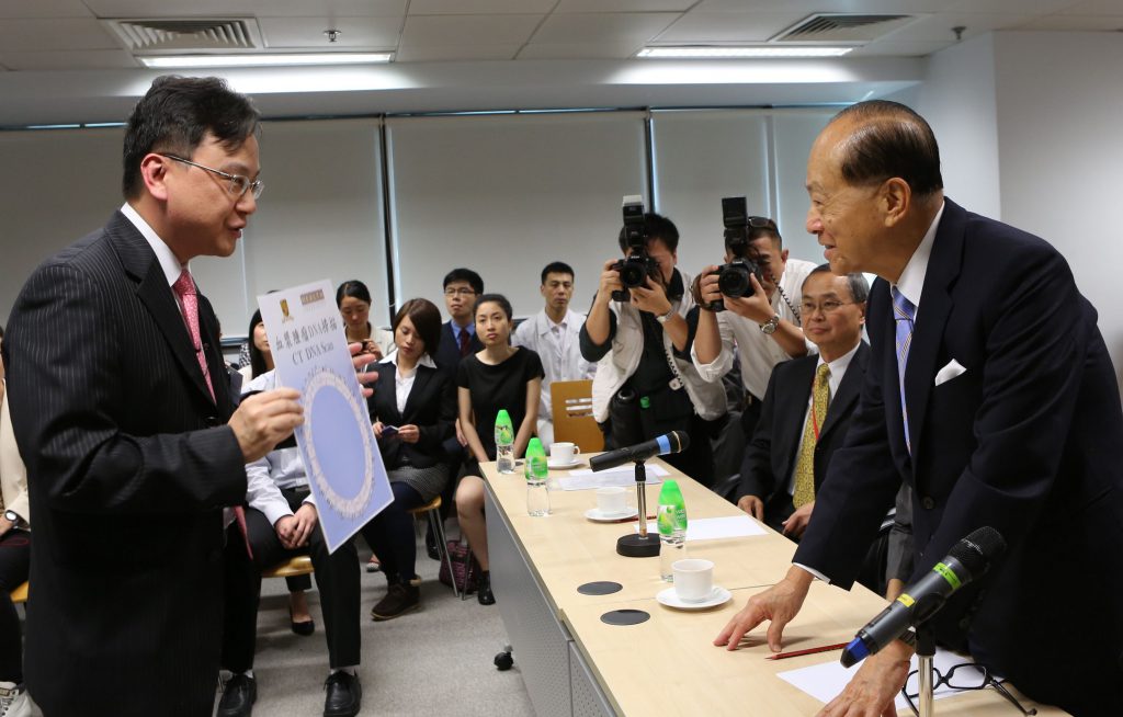 (1st from left) Professor Dennis Lo, Director of the Li Ka Shing Institute of Health Sciences shows the technology for cancer detection from blood plasma to Mr Li Ka- shing, Chairman of the Li Ka Shing Foundation (1st from right) and Professor Fok Tai Fai, Pro-Vice-Chancellor of CUHK (2nd from right).