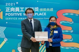 Professor Rocky Tuan, Vice-Chancellor and President of CUHK (left) presents the Panel’s Appreciation Award to Ms. Choi Lai Ngor, Lee Woo Sing College.