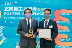 Professor Rocky Tuan, Vice-Chancellor and President of CUHK (left) presents the PWS (Individual) Award to Dr. Li Ming, Office of University General Education.