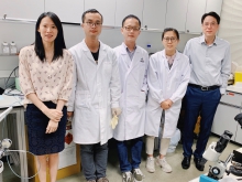 Prof. Ya KE (1st from left) and Prof. Wing Ho YUNG (1st from right) from the School of Biomedical Sciences at CU Medicine, together with their research team, discovered a brain circuitry that generates behavioural responses to stress. They proved that behaviour like scratching the head or rubbing the hands is important in stress management. The findings also provide a basis for probing the origin of malfunctions that could lead to abnormal repetitive behaviour exhibited in different brain disorders.