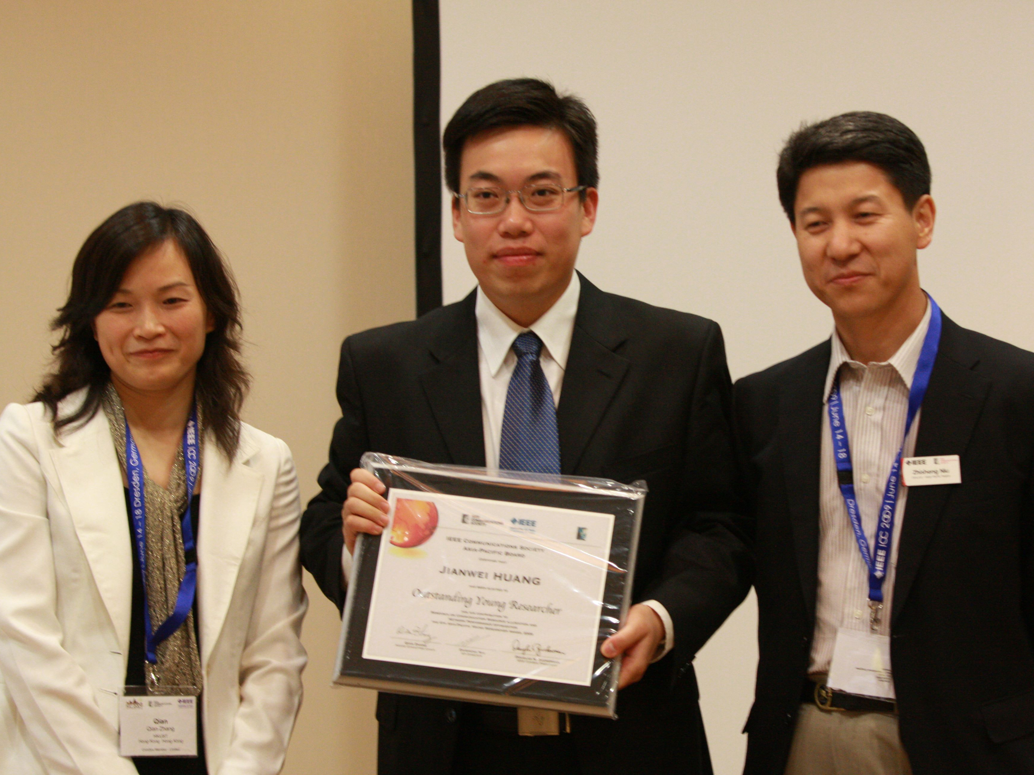 Prof. Huang Jianwei (middle) at the award presentation ceremony in Dresden, Germany