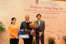 Students of Professor Yau present a bouquet and a card signed by all students of IMS and the Department of Mathematics to Prof. Yau Shing-tung