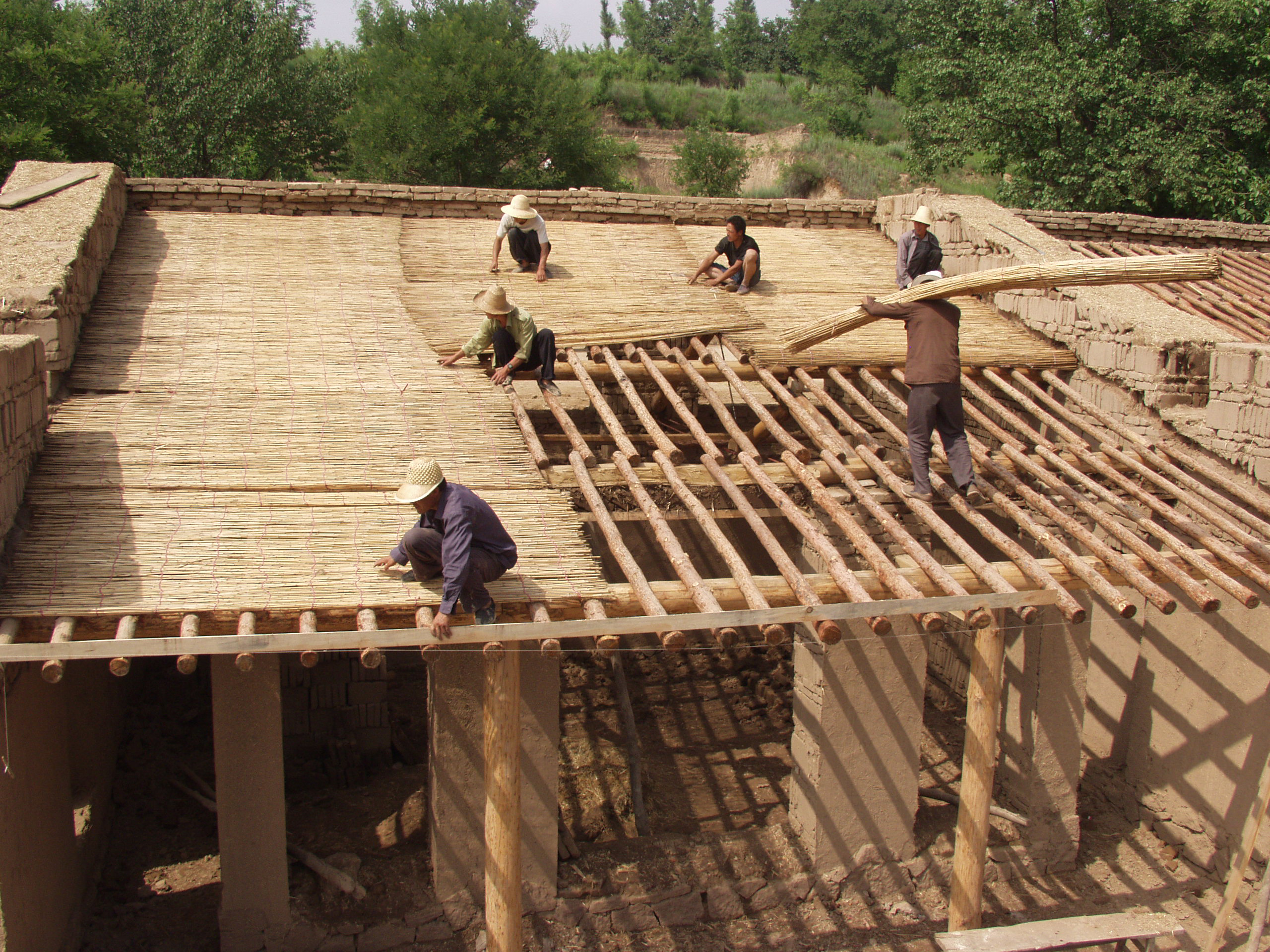 村民使用简单的工具和自然材料建设学校