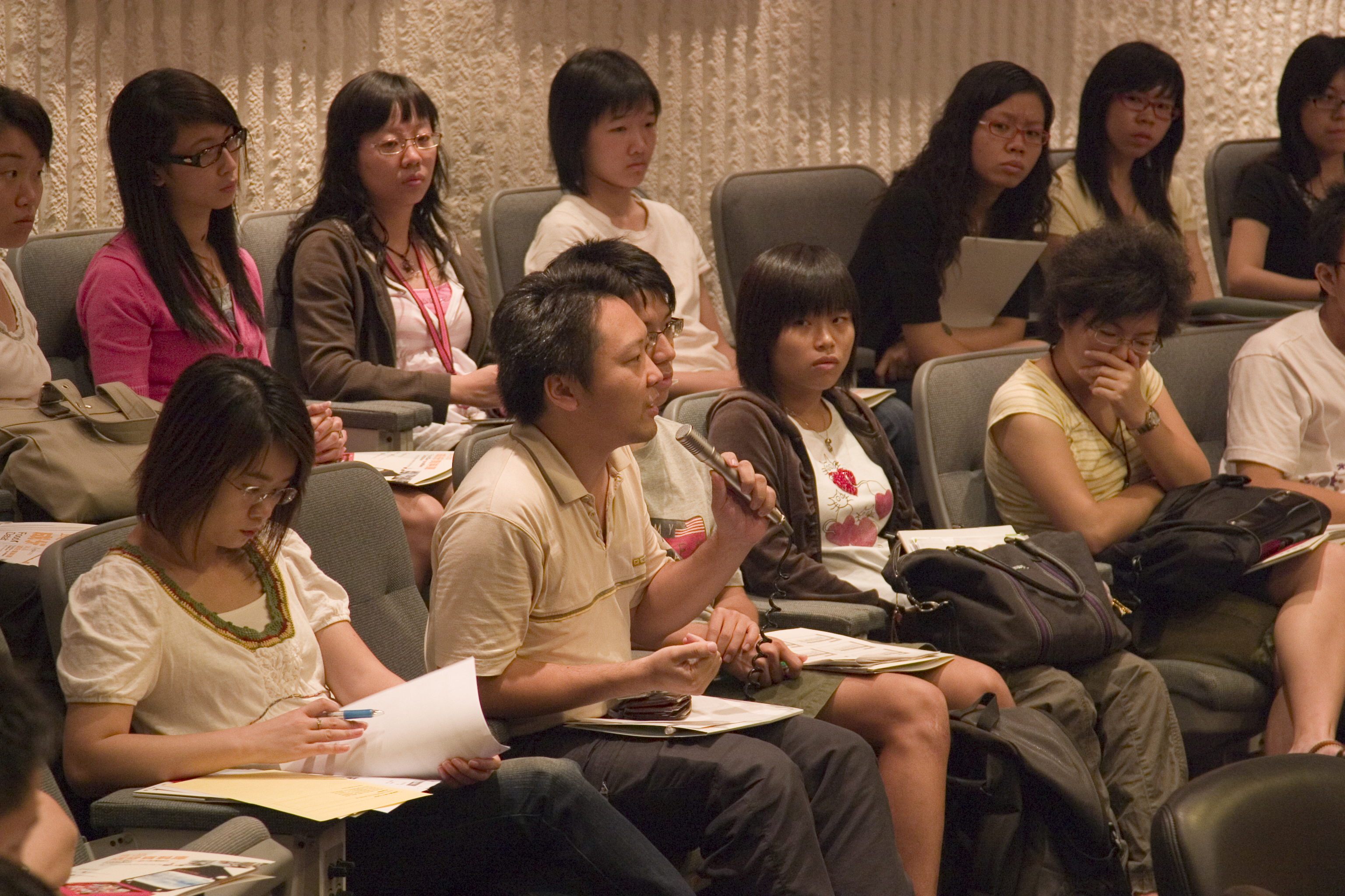 Members of the industry raising questions enthusiastically in the seminar.