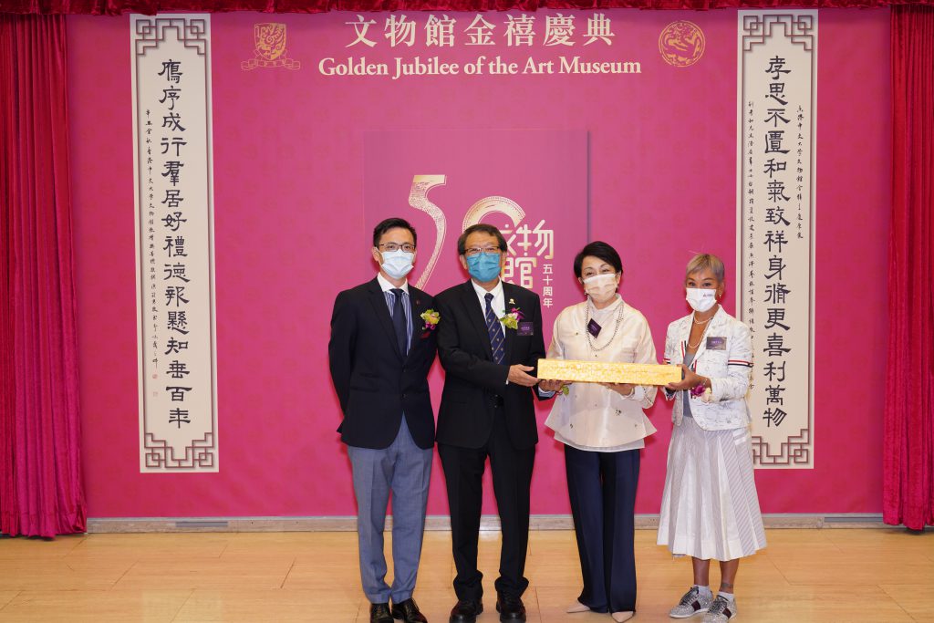 Professor Rocky S. Tuan, Vice-Chancellor and President of CUHK, and Professor Josh Yiu (first on the left), Director of the Art Museum, CUHK, present a souvenir to Ms. Irene Lee (second on the right), Chairman of Hysan Development Company Limited, and Ms. Marie-Christine Lee (first on the right), Founder of the Sports for Hope Foundation, at the Ceremony for the Golden Jubilee of the Art Museum, in appreciation of the donation from the family of Mr. and Mrs. Harold Lee.