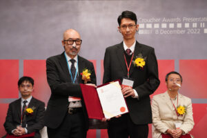 2022 Croucher Senior Research Fellowship recipient Professor Yeung Ying-yeung and the Guest of Honour Professor Mak Tak-wah.