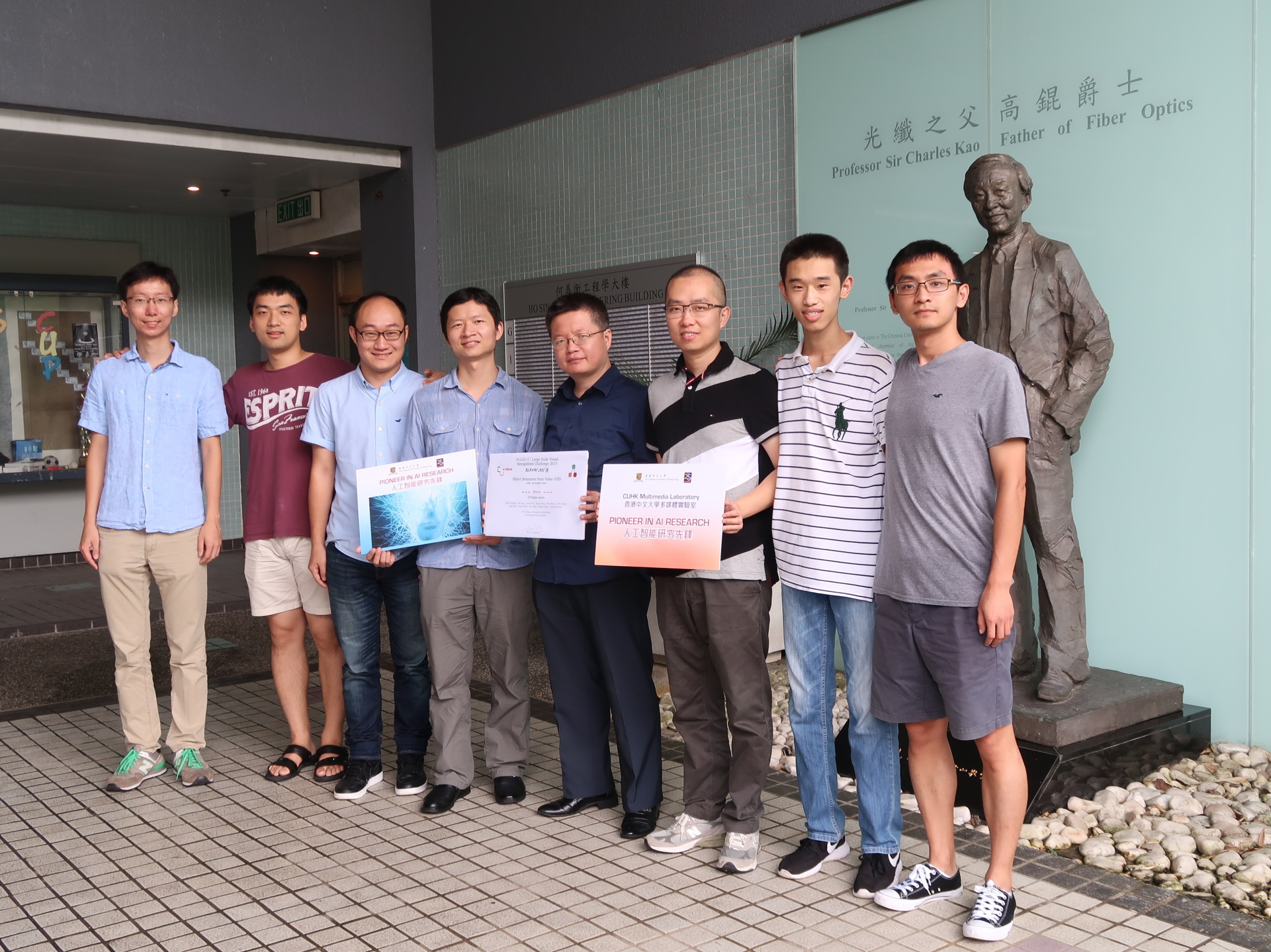 (From 4th left) Prof. Ouyang Wanli, Prof. Wang Xiaogang, Prof. Li Hongsheng and team members of CUVideo