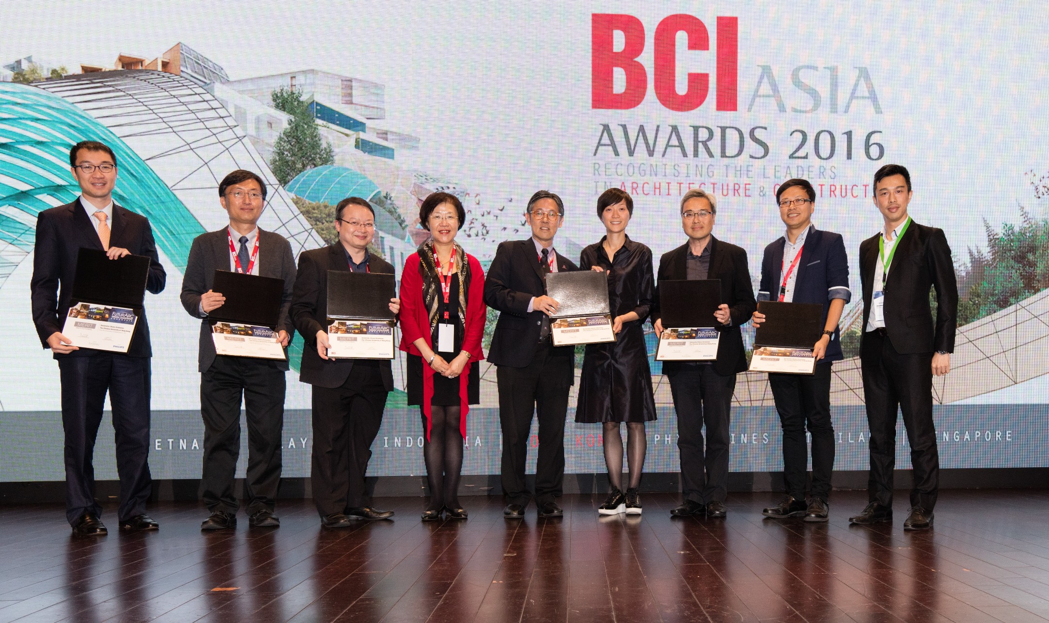 The Extension to University Library of CUHK wins the ‘FuturArc Green Leadership Award 2016 (Merit Award - Institutional)’. Mr. Fung Siu-man (Middle), Director, Mr. Li Sing-cheung (Second from left), Senior Engineer, Mr. Thomas Yuen (Second from right), Project Manager of Campus Development Office of CUHK, consultants and representatives of the project team receive the award from Ms. Ada Fung, JP, jury member (Forth from Left).