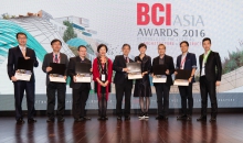 The Extension to University Library of CUHK wins the ‘FuturArc Green Leadership Award 2016 (Merit Award - Institutional)’. Mr. Fung Siu-man (Middle), Director, Mr. Li Sing-cheung (Second from left), Senior Engineer, Mr. Thomas Yuen (Second from right), Project Manager of Campus Development Office of CUHK, consultants and representatives of the project team receive the award from Ms. Ada Fung, JP, jury member (Forth from Left).