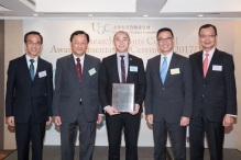 Mr. Kevin YEUNG (2nd right), Secretary for Education congratulated Prof. Tjonnie LI (centre) being awarded the Early Career Award