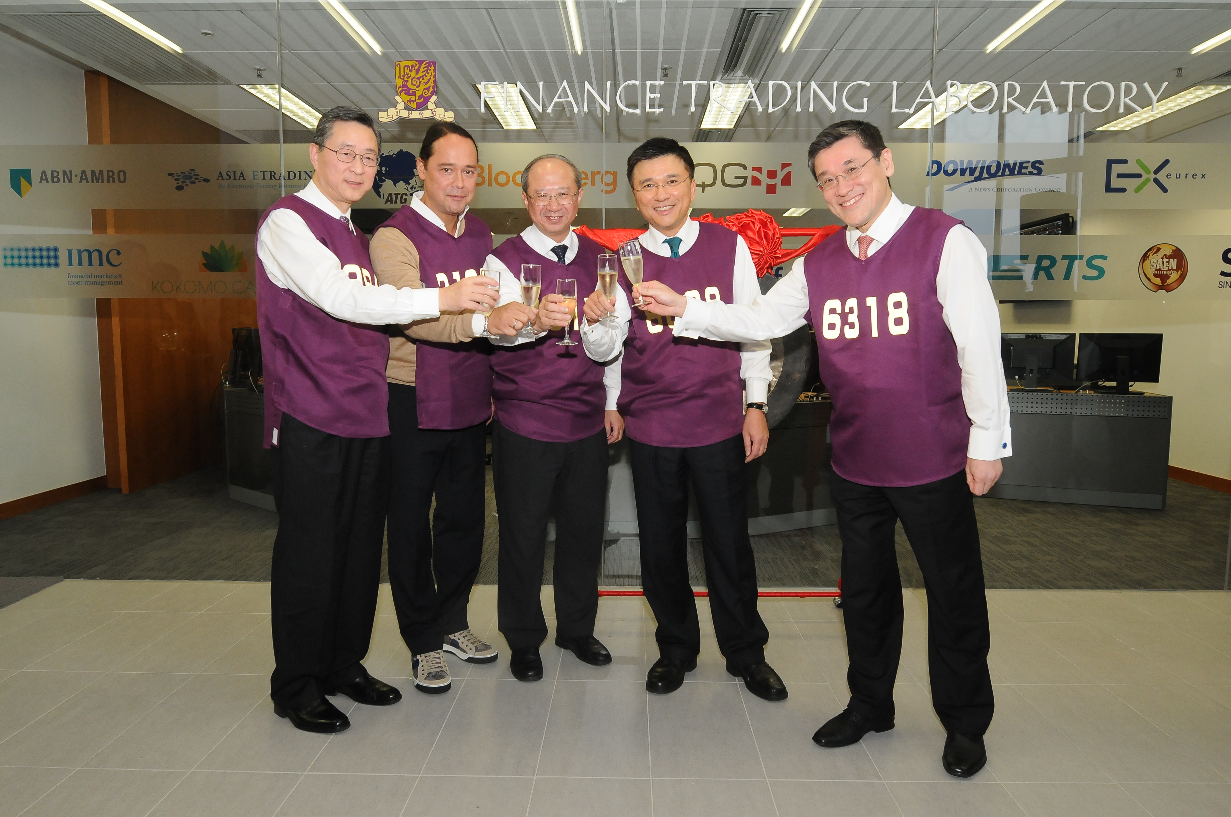 Officiating guests toast to the opening of the CUHK finance trading laboratory