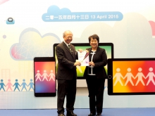 Miss Susie Ho Shuk-yee, Permanent Secretary for Commerce and Economic Development (Communications and Technology) presents the certificate of My Most Favourite Websites award to Prof. Michael Hui, Pro-Vice-Chancellor of CUHK.