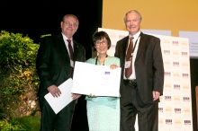 Prof. José Maria Peiró (left), IAAP President, and Prof. Michael Knowles (right), Chair of the Awards Committee present the award to Prof. Fanny Cheung.