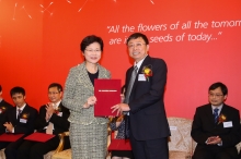 Mrs Carrie Lam presents the award of Senior Research Fellowships to Prof Yu Huang.