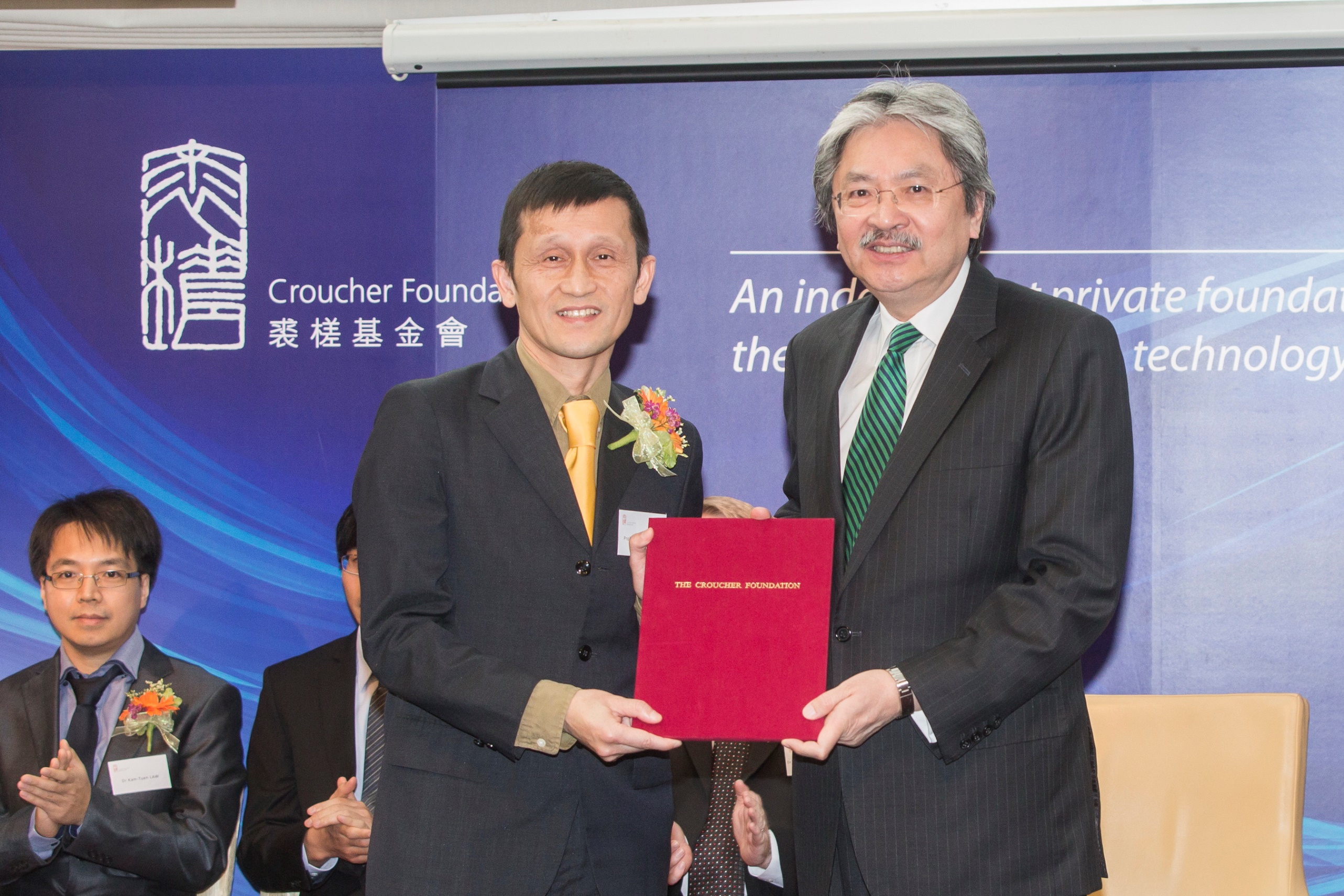 Mr John Tsang Chun-wah presents the award of Senior Research Fellowship to Prof Liwen Jiang.