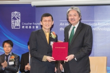 Mr John Tsang Chun-wah presents the award of Senior Research Fellowship to Prof Liwen Jiang.