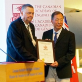 Prof. Douglas Ruth, President of the Canadian Academy of Engineering (left) presents a certificate to Prof. Du Ruxu.