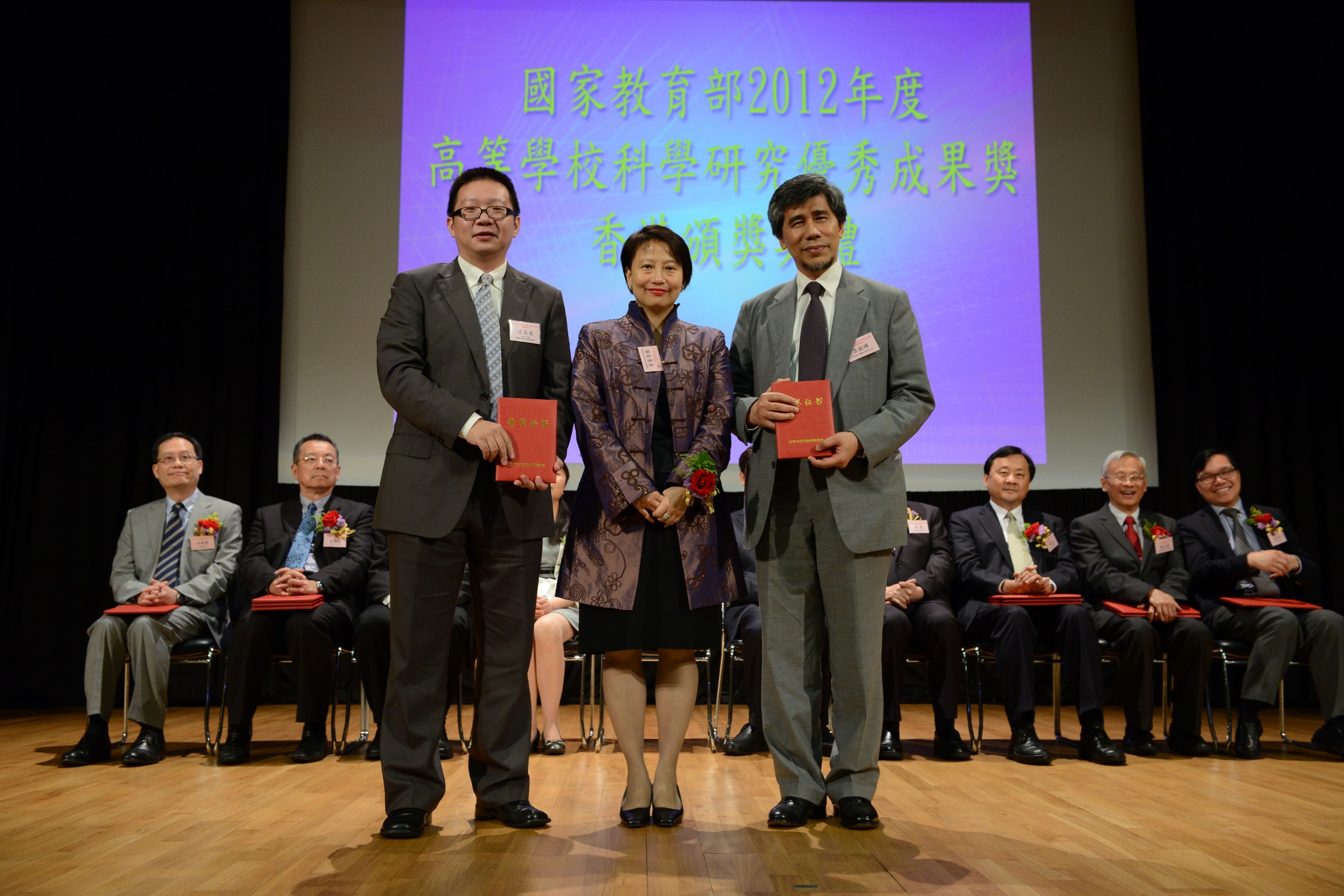 Prof. Charlie C.L. WANG, Associate Professor, Department of Mechanical and Automation Engineering, CUHK (left) receives his award certificate from Mrs. Cherry TSE LING Kit-ching.