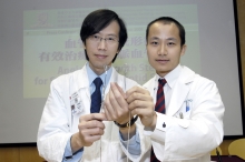 Dr Yu (left) and Dr Thomas Leung demonstrate the procedure of stent-assisted angioplasty