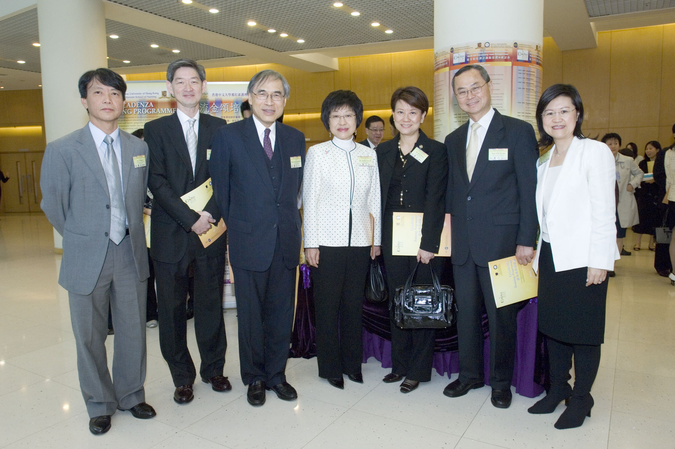 （左起）
威爾斯親王醫院副醫院行政總監李錦滔教授
香港賽馬會慈善事務執行總監饒恩培先生
中大校長劉遵義教授
食物及衞生局常任秘書長（衞生）李淑儀女士
香港賽馬會慈善事務部主管黃寶兒女士
中大醫學院院長霍泰輝教授 
流金頌培訓計劃計劃總監李子芬教授