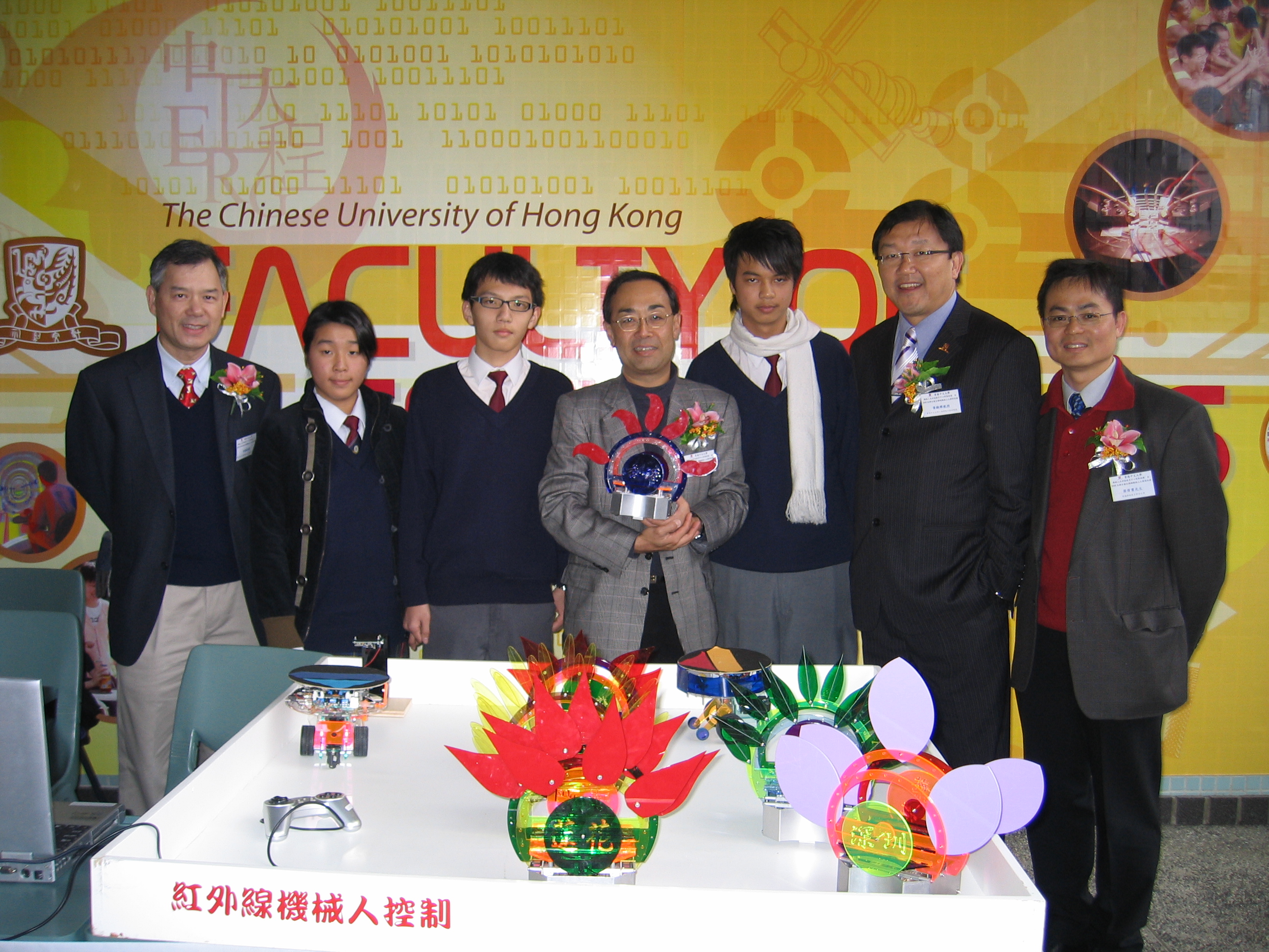 Prof. Yam Yeung, Chairman, Department of Mechanical and Automation Engineering (1st from the left), Mr. David T.Y. Mong, Chairman of Shun Hing Education and Charity Fund (middle), Prof. Wong Kam-fai, Associate Dean, Faculty of Engineering (2nd from the right), Mr. Antony Leung, Chairman, Hong Kong Technology Education Association (1st from the right)and students from T.W.G.Hs. Chang Ming Thien College with their own designed robots.