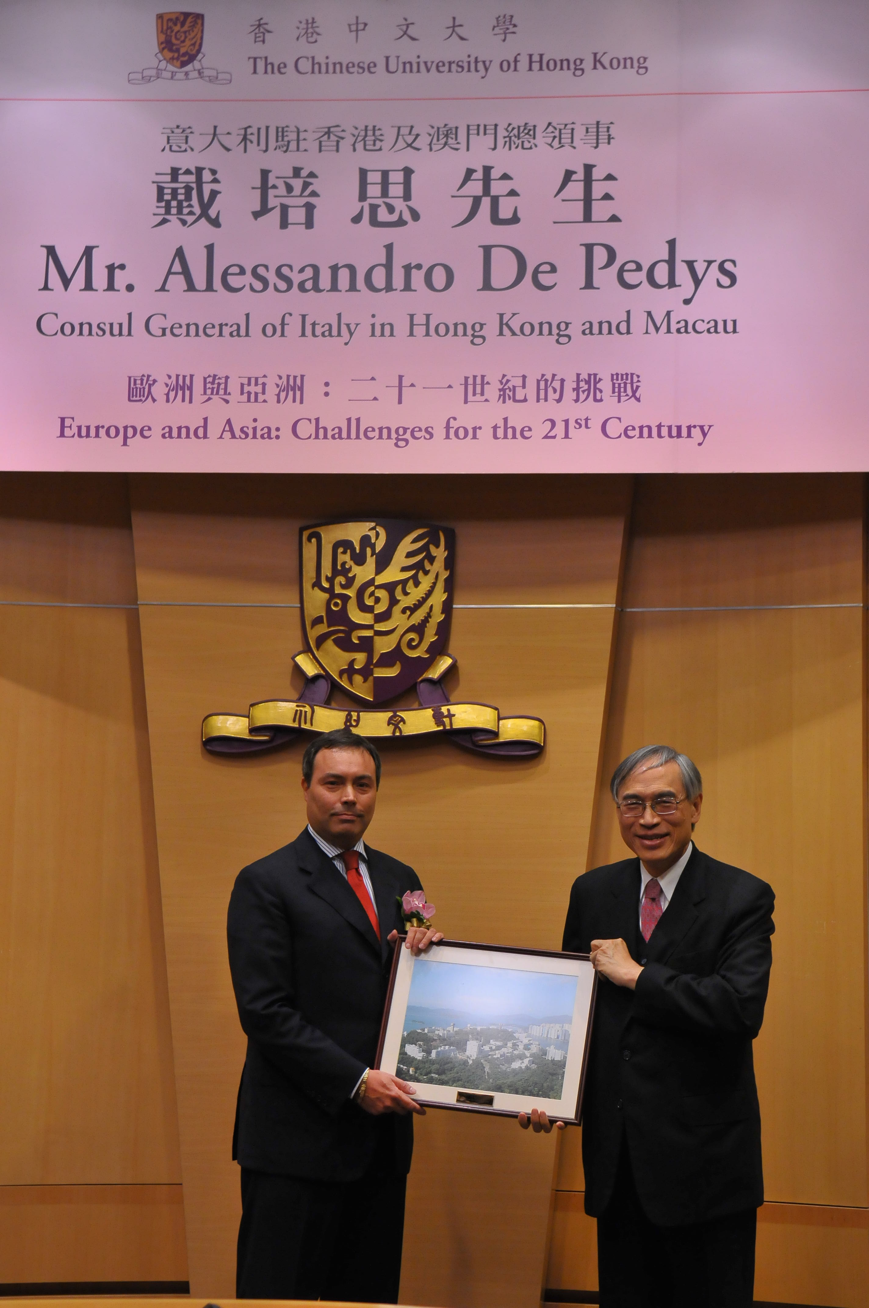 Prof. Lawrence J. Lau, Vice-Chancellor of CUHK, presents a souvenir to Mr. De Pedys