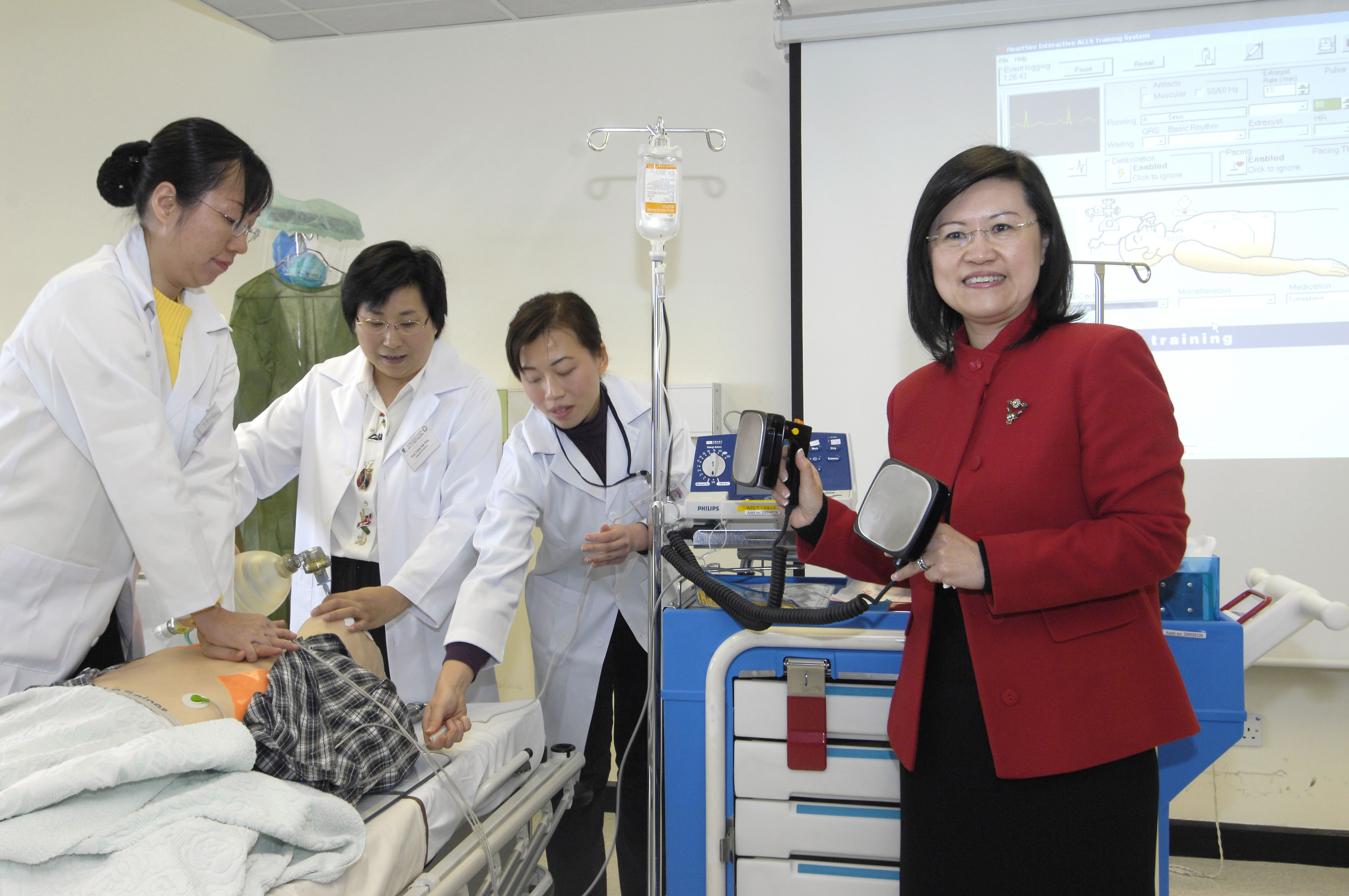 Prof. Diana Lee and Prof. Sek-Ying Chair (2nd from the left) demonstrating the proper procedures of cardiopulmonary resuscitation (cpr).