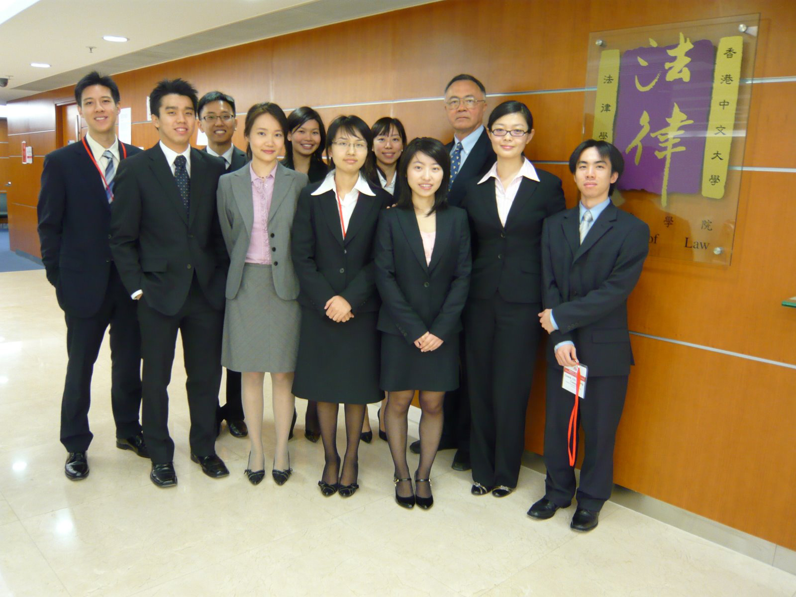 First row from left: Chester Tien-yi Hui, Justin Yue-ho Ho, Alice Fei-mong Tsui, Carol Shu-ling Huang, Betty Zi-yan Wang, Caroline Jing Huang and Casey Chi-chung Chan
Second row from left: Spencer Yin-chuen Wong, top oralist from the Greater China Region, Simone Sin-man Hui and Elsie Lo, coaches of the team, and Peter Rhodes, Professional Consultant, School of Law, CUHK.