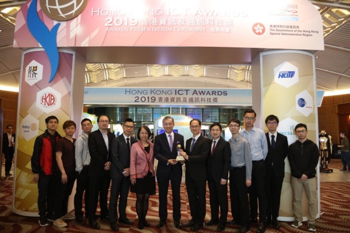 Mr Shun Chi-ming, Director of HKO (middle) and other HKO colleagues attend the presentation ceremony of the Hong Kong ICT Awards 2019.  Mr. Wong Wai-kin (5th left) and Mr. Woo Wang-chun (5th right) are CUHK alumni. (Source of the photo: HKO website)