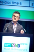 Professor Tony Mok highlights the significance of “friendship” and “collaboration” at the award presentation ceremony. He said, “As a clinician-scientist, my duty is to create hope for patients. My achievement is to create hope with likeminded friends.”
(Photo courtesy of the ESMO)