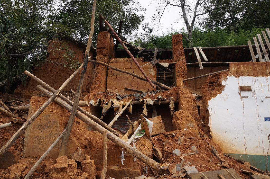 云南鲁甸县传统夯土民居被地震摧毁。