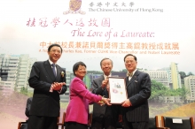 A picture autographed by Professor and Mrs. Kao is presented to the Chief Executive as a souvenir. The picture shows Professor and Mrs. Kao, with the signature fibre optics and his quotation