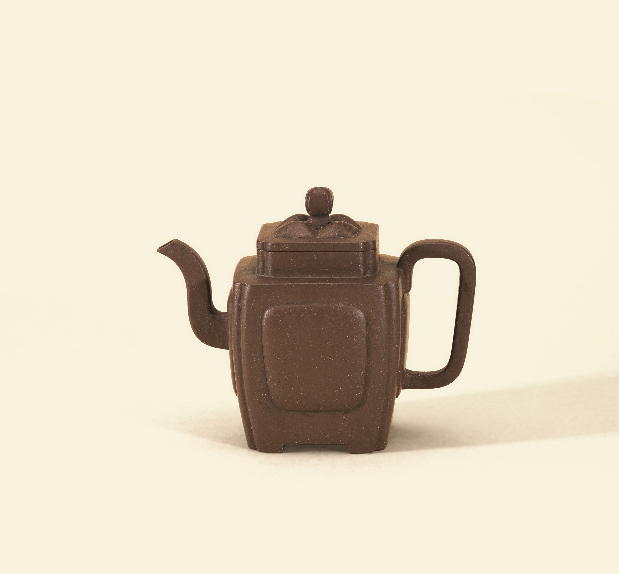 Panelled square teapot
Attributed to Shi Dabin
Early 20th century
H:11 cm, L:13.5 cm
The Bei Shan Tang Gift
Art Museum, CUHK