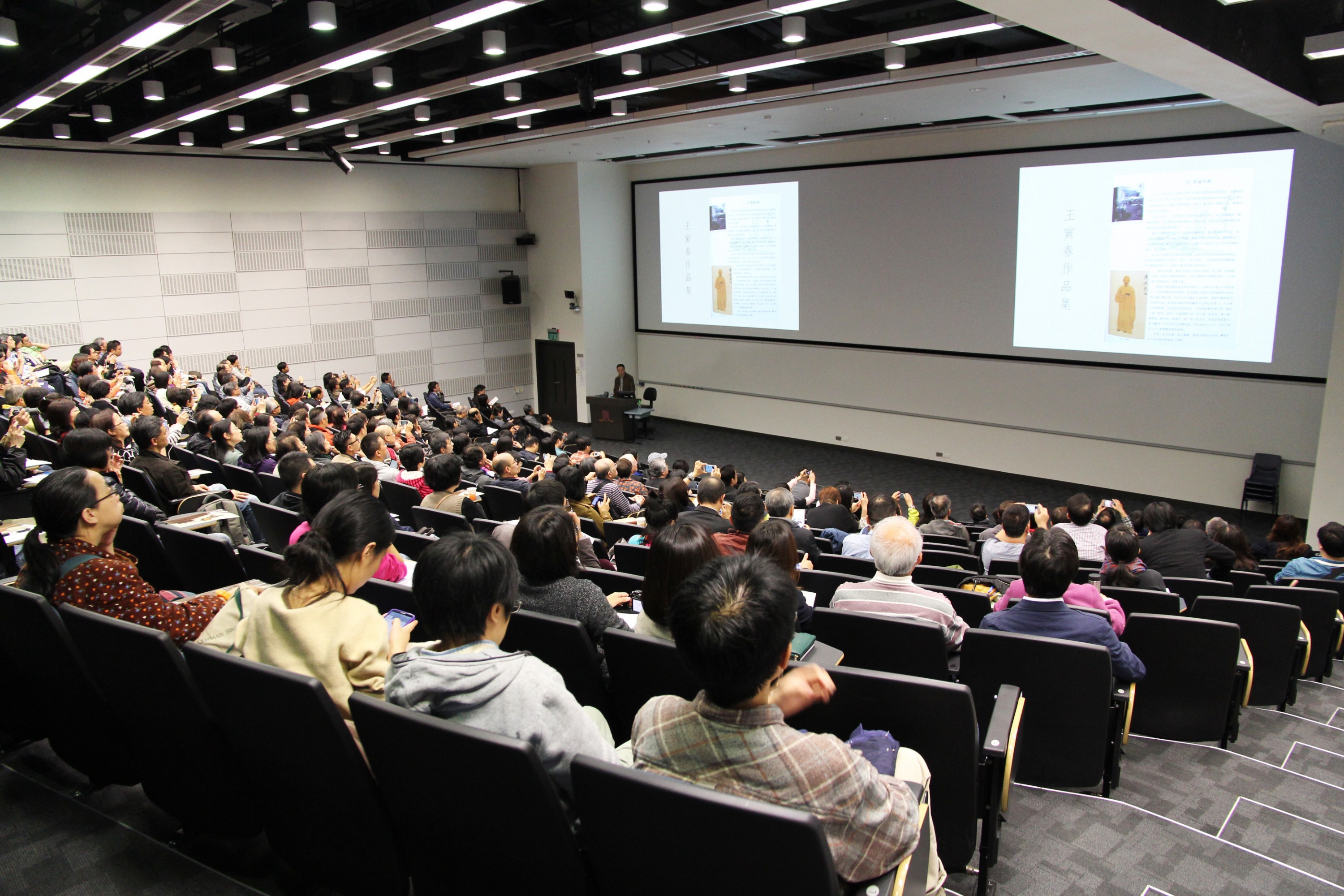 The public lecture on zisha stoneware attracts 300 audiences.