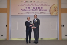 Mr Michael Wong, SHKP Executive Director (left), presents a souvenir to Professor Wieman